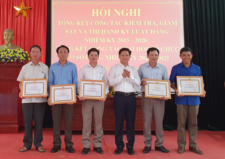 Đồng chí Lê Vĩnh Thế, Bí thư Huyện ủy Lệ Thủy trao giấy khen cho các tập thể có thành tích xuất sắc trong công tác kiểm tra, giám sát và thi hành kỷ luật Đảng