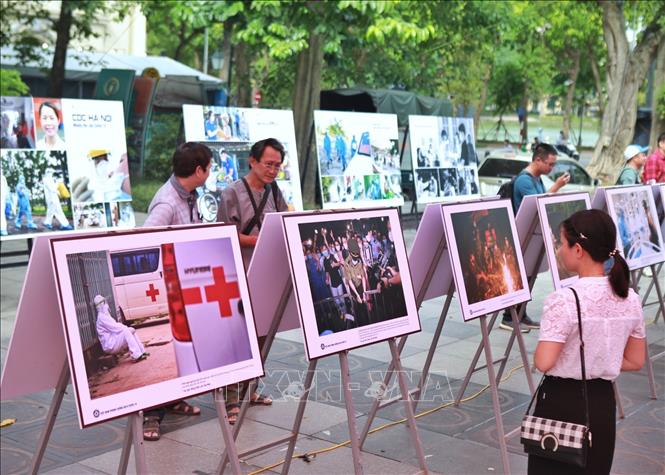 Khách tham quan triển lãm. Ảnh: Danh Lam/TTXVN