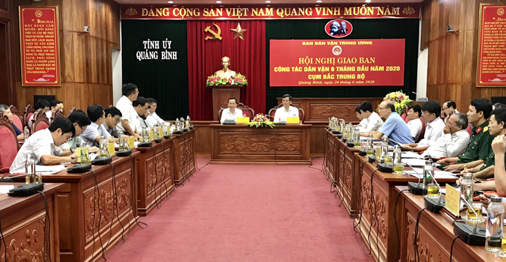 Đồng chí Phó Trưởng Ban Dân vận Trung ương Nguyễn Lam và đồng chí Phó Bí thư Thường trực Tỉnh ủy Trần Thắng chủ trì hội nghị