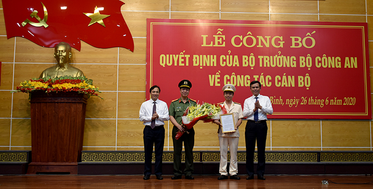 Đồng chí Trần Thắng, Phó Bí thư Thường trực Tỉnh ủy Quảng Bình và đồng chí Hoàng Trung Dũng, Phó Bí thư Thường trực Tỉnh ủy Hà Tĩnh tặng hoa chức mừng.