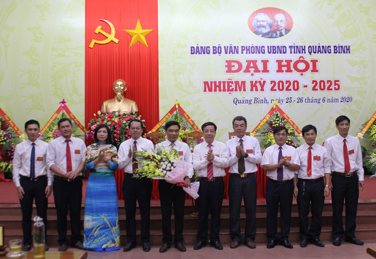 Ban Chấp hành Đảng bộ Văn phòng UBND tỉnh nhiệm kỳ 2020-2025 ra mắt nhận nhiệm vụ.
