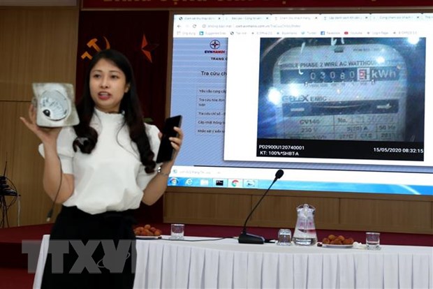 Kiểm tra quy trình ghi chỉ số công tơ tại Công ty Điện lực Thanh Xuân. (Ảnh: Ngọc Hà/TTXVN)