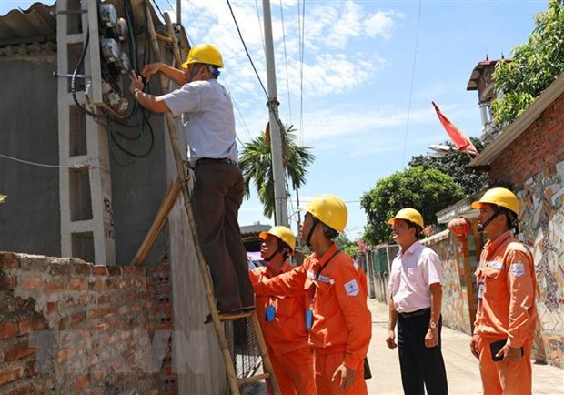  Đại diện Tổng cục Tiêu chuẩn Đo lường Chất lượng kiểm tra chì niêm phong công tơ khách hàng sử dụng điện tại Công ty Điện lực Mê Linh. (Ảnh: Ngọc Hà/TTXVN)