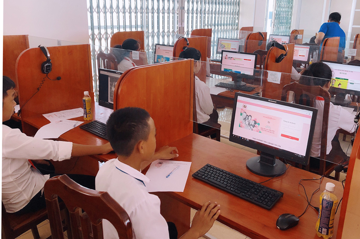 Các thí sinh Bảng trung học làm bài thi trực tuyến