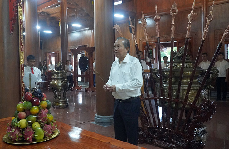 Đồng chí Phó Thủ tướng Thường trực Chính phủ Trương Hòa Bình dâng hương  