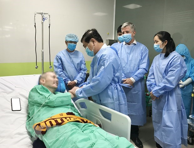 Chủ tịch Ủy ban Nhân dân Thành phố Hồ Chí Minh Nguyễn Thành Phong nói chuyện, bắt tay với bệnh nhân COVID-19 số 91. (Nguồn: TTXVN)