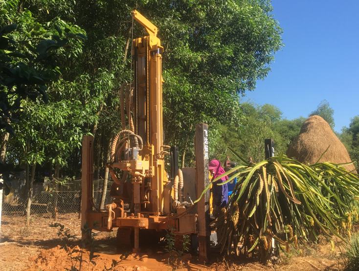  Để có nguồn nước phục vụ sản xuất và sinh hoạt, nhiều hộ dân Lệ Thủy đã thuê thợ về khoan giếng.