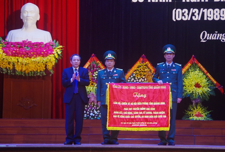   Đồng chí Bí thư Tỉnh ủy Hoàng Đăng Quang trao tặng bức trướng cho Bộ chỉ huy BĐBP tỉnh nhân dịp kỷ niệm 60 năm Ngày truyền thống BĐBP (3-3-1959 - 3-3-2019) và 30 năm Ngày Quốc phòng toàn dân (3-3-1989 - 3-3-2019).