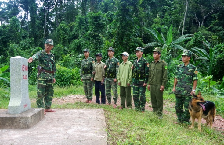   BĐBP cùng người dân tuần tra, bảo vệ đường biên, mốc quốc giới.