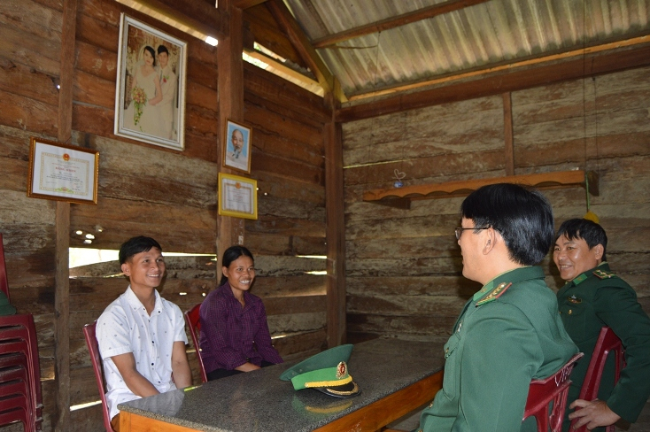 Cán bộ, chiến sỹ BĐBP Quảng Bình thường xuyên xuống bản tuyên truyền, vận động nhân dân phát triển sản xuất, bảo vệ chủ quyền an ninh.