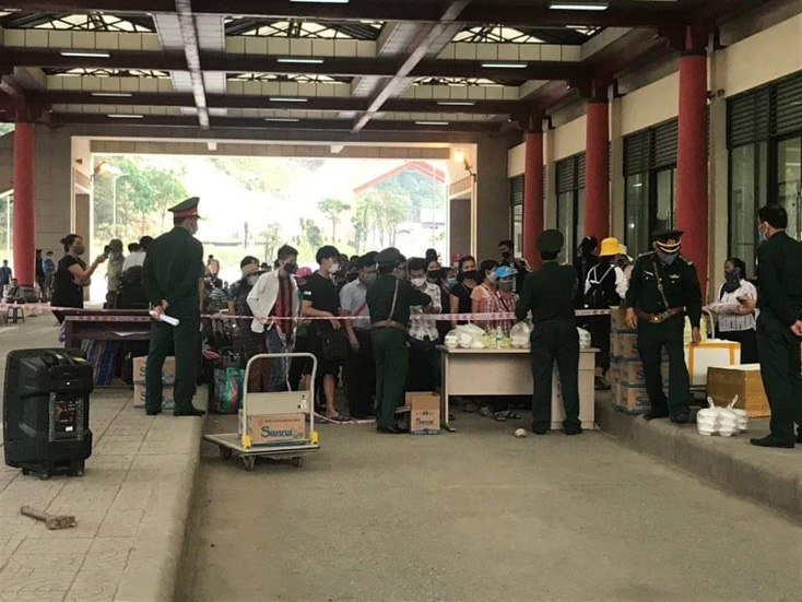 Người dân thực hiện thủ tục nhập cảnh vào Việt Nam qua Cửa khẩu quốc tế Cha Lo.