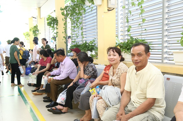  Người dân chờ tới lượt khám miễn phí bệnh lý tăng huyết áp.