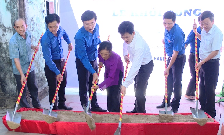 Các đại biểu khởi công xây dựng  