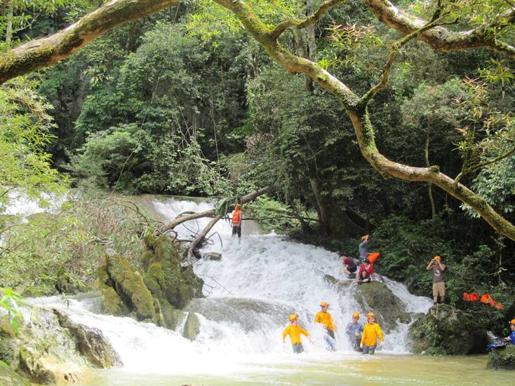 Du khách đến du lịch khám phá tại hệ thống hang động Tú Làn.