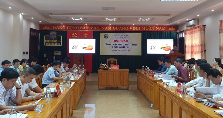 Các đại biểu tham gia buổi họp báo