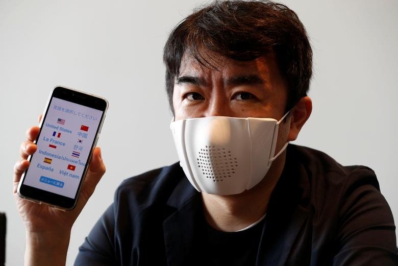  Giám đốc điều hành của công ty khởi nghiệp Nhật Bản Donis Robotics Taisuke Ono cùng chiếc khẩu trang thông minh và ứng dụng điện thoại di động.