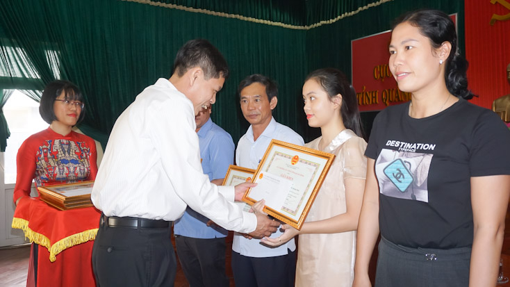 Đại diện lãnh đạo Phòng Tuyên truyền-Hỗ trợ NNT, Cục Thuế tỉnh trao giấy khen của Cục Thuế tỉnh cho các DN thực hiện tốt chính sách pháp luật thuế năm 2019. 