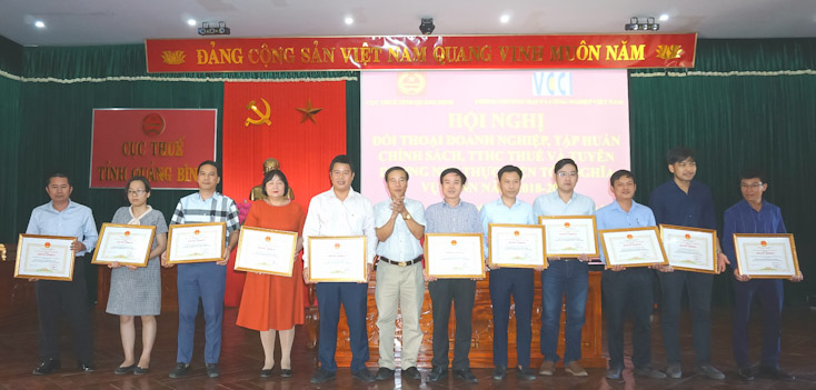 Đại diện lãnh đạo Cục Thuế tỉnh trao bằng khen của UBND tỉnh cho các DN thực hiện tốt chính sách pháp luật thuế năm 2019.