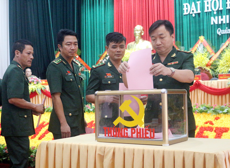 Đại biểu bỏ phiếu bầu Ban Chấp hành Đảng bộ khóa mới 