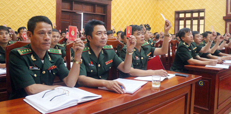  Các đại biểu thông qua Nghị quyết và Chương trình hành động Nghị quyết Đại hội đại biểu Đảng bộ BĐBP tỉnh lần thứ XXIV, nhiệm kỳ 2020-2025.