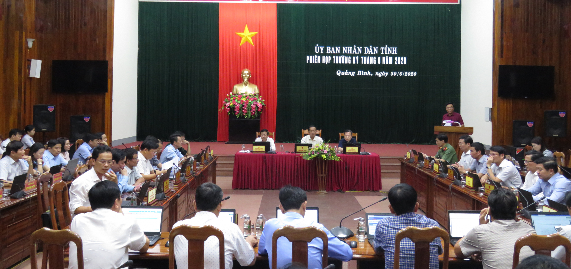 Toàn cảnh phiên họp.