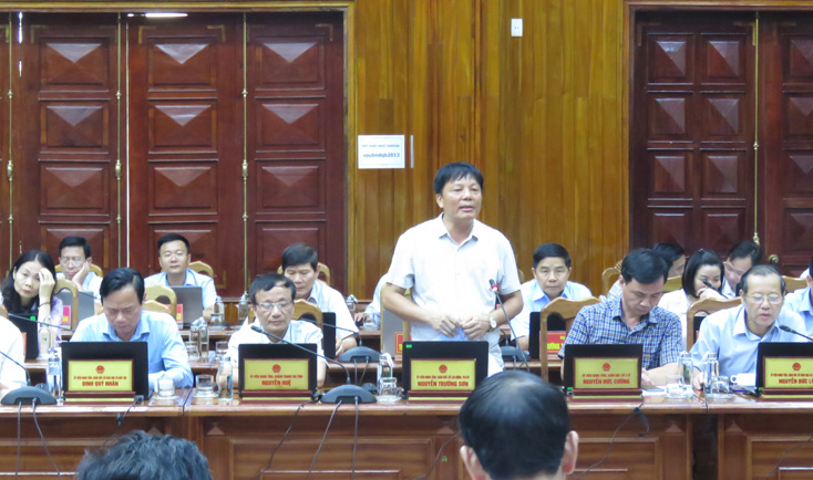 Lãnh đạo ngành Lao động Thương binh và Xã hội báo cáo thêm tình hình thực hiện nhiệm vụ của ngành mình và các vấn đề cần tập trung thực hiện trong thời gian tới.