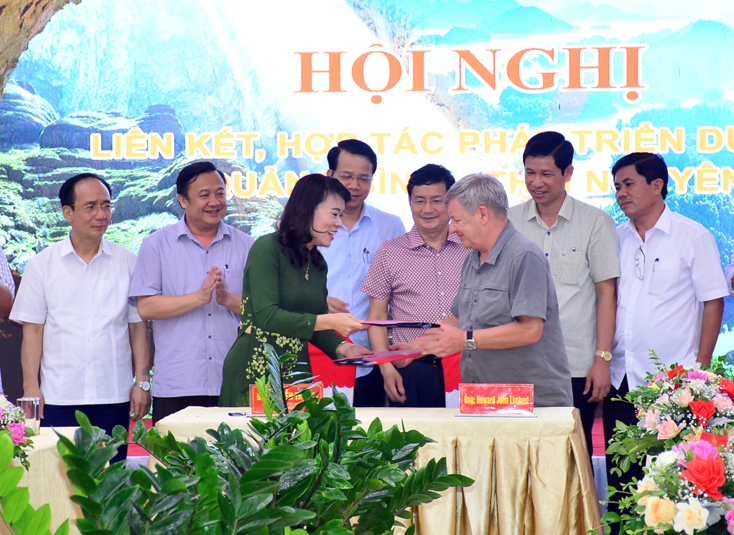 Đại diện tỉnh Thái Nguyên và Nhóm hội viên Hiệp hội Hang động Hoàng gia Anh ký kết biên bản ghi nhớ về việc phối hợp khảo sát các hệ thống hang động tại Thái Nguyên.