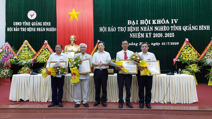 Các tập thể có nhiều thành tích xuất sắc được nhận bằng khen của Chủ tịch UBND tỉnh