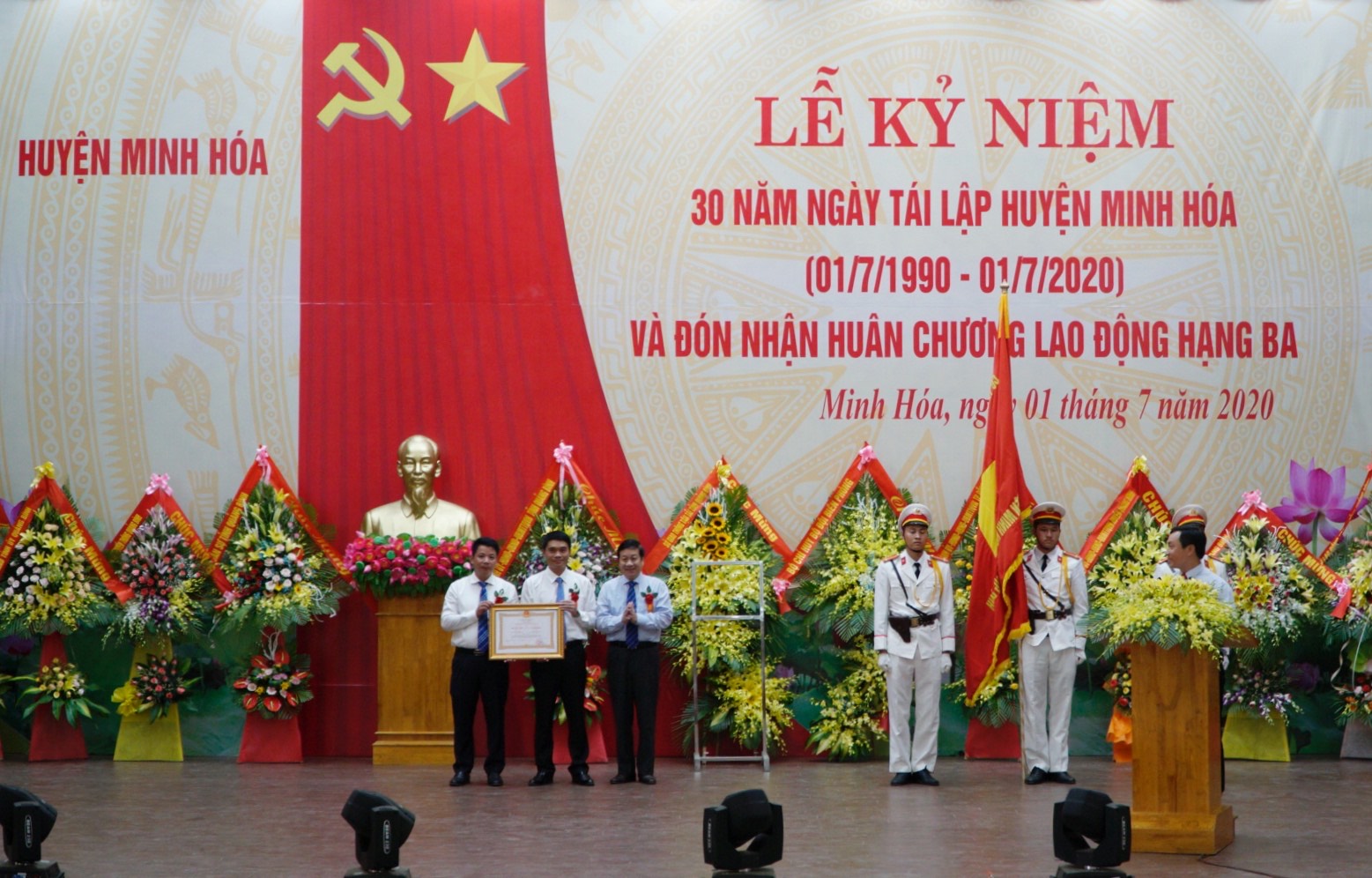 Thừa ủy quyền của Chủ tịch nước Cộng hòa xã hội chủ nghĩa Việt Nam, đồng chí Nguyễn Xuân Quang, Ủy viên Ban Thường vụ Tỉnh ủy, Phó Chủ tịch Thường trực UBND đã trao Huân chương Lao động hạng Ba cho Đảng bộ và nhân dân huyện Minh Hóa.