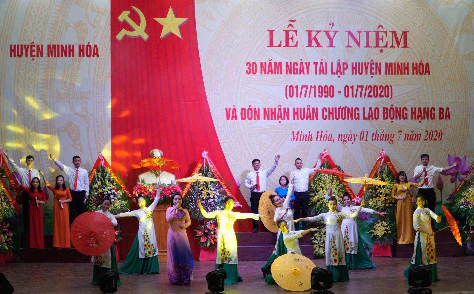 . Lãnh đạo huyện Minh Hóa  tặng bằng khen cho 23 tập thể và 17 cá nhân có thành tích xuất sắc trong chặng đường 30 năm phát triển của huyện.