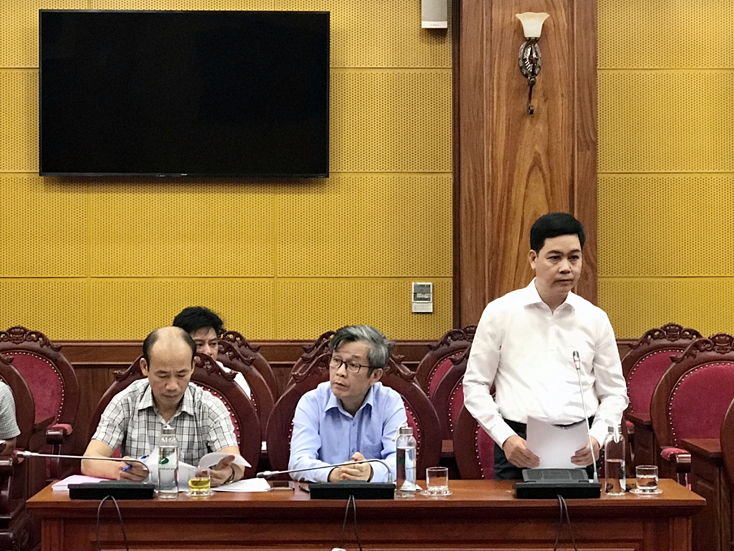 Đồng chí Bí Thư Huyện ủy Tuyên Hóa Lê Công Hữu báo cáo công tác chuẩn bị Đảng bộ huyện Tuyên Hóa