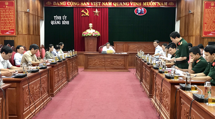 Các đồng chí trong Ban Thường vụ Tỉnh ủy nghe đại tá Hoàng Xuân Vĩnh, Phó Bí thư Đảng uỷ, Chính uỷ Bộ chỉ huy Quân sự tỉnh báo cáo công tác chuẩn bị đại hội