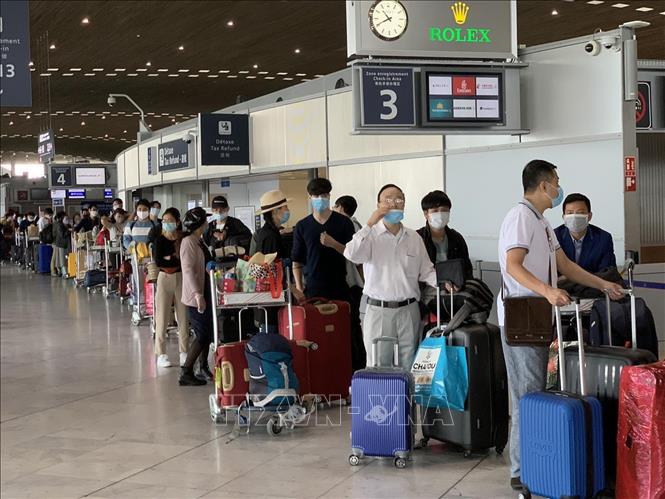 Người dân về nước được cách ly ngay phòng dịch COVID-19. Ảnh: TTXVN