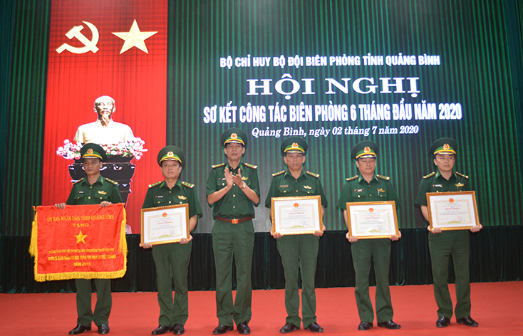 Thừa ủy quyền UBND tỉnh, Đại tá Lê Văn Tiến, Bí thư Đảng ủy, Chính ủy BĐBP Quảng Bình trao Cờ thi đua cho tập thể Phòng Tham mưu và Bằng khen cho các cá nhân đạt thành tích xuất sắc