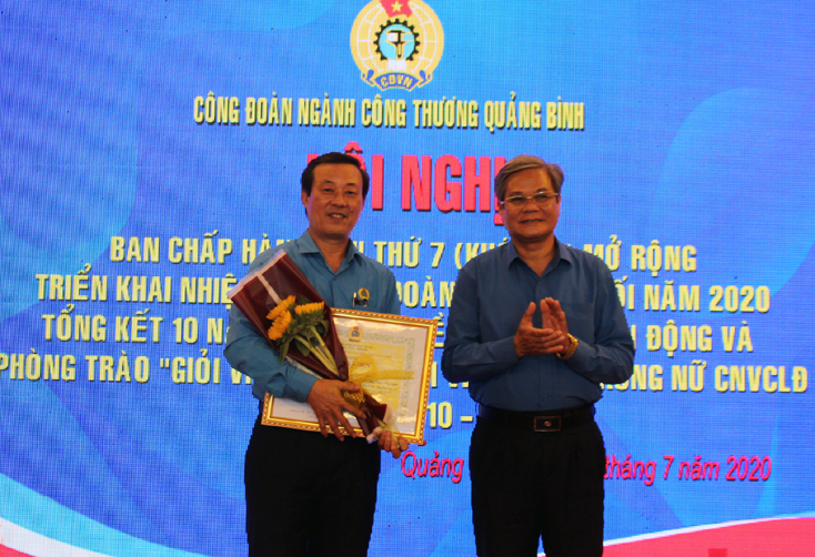 Đại diện lãnh đạo Liên đoàn Lao động tỉnh tặng Bằng khen cho tập thể có thành tích xuất sắc trong phong trào thi đua “Giỏi việc nước, đảm việc nhà” giai đoạn 2010-2020.