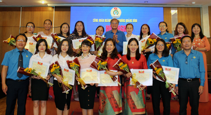 Đại diện lãnh đạo Công đoàn ngành Công thương tặng giấy khen cho các tập thể, cá nhân có thành tích xuất sắc trong phong trào thi đua “Giỏi việc nước, đảm việc nhà” giai đoạn 2010-2020.