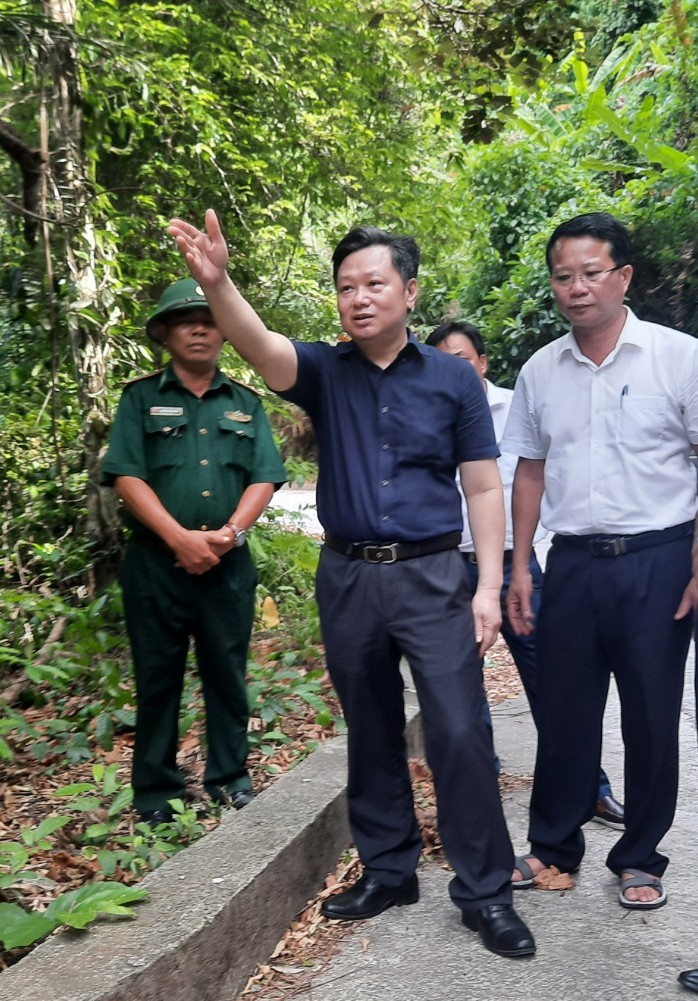 Đoàn công tác khảo sát thực địa lắp đặt cáp quang.
