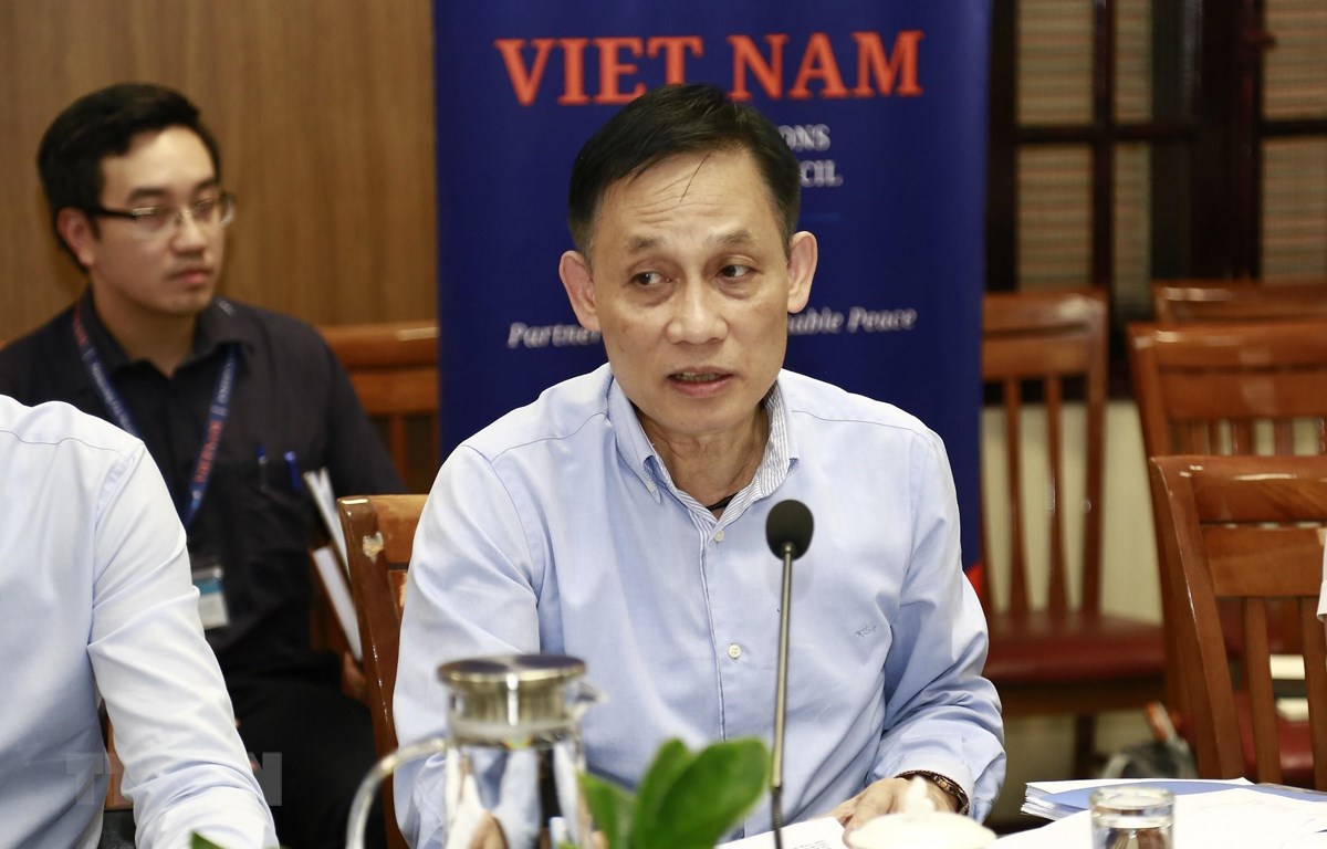 Ủy viên Trung ương Đảng, Thứ trưởng Bộ Ngoại giao Lê Hoài Trung phát biểu tại cuộc họp. (Ảnh: TTXVN phát)