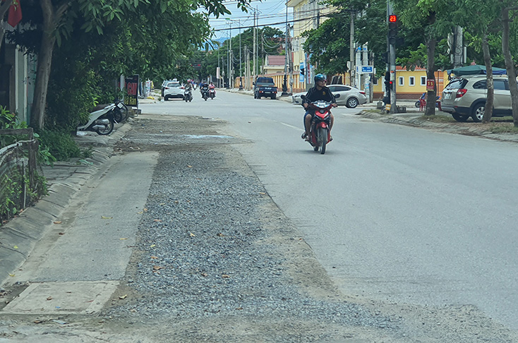 Nhà thầu dừng thi công khiến một số mặt đường chưa được trả lại nguyên trạng, gây khó khăn cho việc đi lại của người dân. 