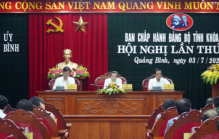 Các đồng chí trong Thường trưc Tỉnh ủy điều hành hội nghị