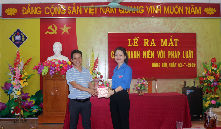 Đại diện Sở Tư pháp tặng sách pháp luật cho Trường THPT Đồng Hới tại lễ ra mắt CLB