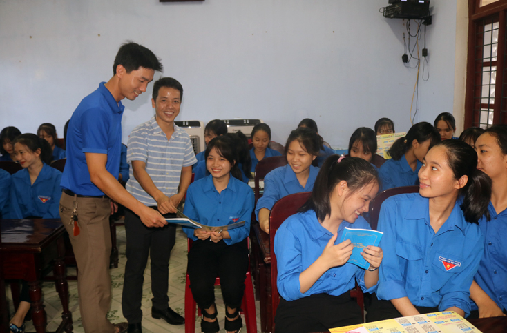 Các ĐVTN của Trường THPT Đồng Hới tiếp nhận các tài liệu về pháp luật do Sở Tư pháp trao tặng.