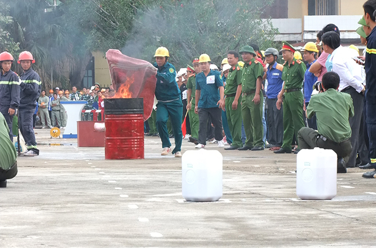 Lực lượng Cảnh sát PCCC&CNCH tham gia huấn luyện PCCC.