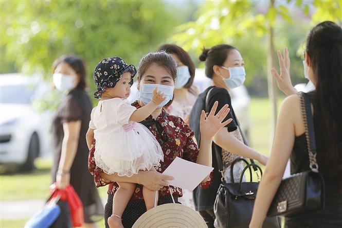  Ngày 3-7-2020, tại Trung đoàn 814 (Bộ Chỉ huy Quân sự tỉnh Hòa Bình), Trung tâm Kiểm soát Bệnh tật, Bộ Chỉ huy Quân sự tỉnh cùng các đơn vị chức năng tổ chức trao Giấy chứng nhận hoàn thành thời gian cách ly phòng, chống dịch COVID-19 cho 81 công dân Việt Nam (trong đó có 9 trẻ sơ sinh và trẻ nhỏ) trở về từ nước ngoài. Ảnh: Trọng Đạt/TTXVN