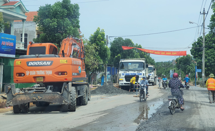 Tập đoàn Trường Thịnh tập trung đẩy nhanh tiến độ thi công công trình thuộc dự án Hệ thống đường từ cầu Nhật Lệ 2 đến đường Hồ Chí Minh nhánh Đông sau thời gian cách lý xã hội do dịch bệnh Covid-19.