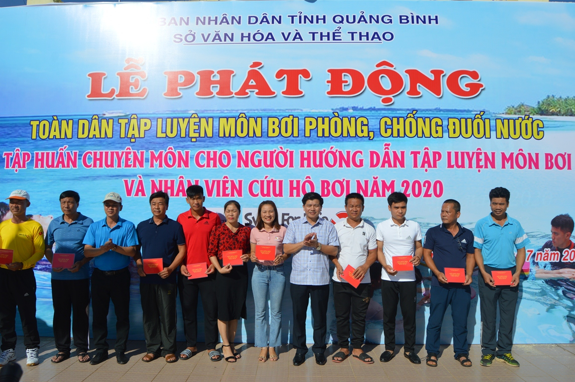 Ban tổ chức trao chứng chỉ cho các học viên tham gia lớp tập huấn bồi dưỡng nghiệp vụ Chương trình bơi an toàn, phòng, chống đuối nước cho cạn bộ, giáo viên, hướng dẫn viên ở cơ sở. 