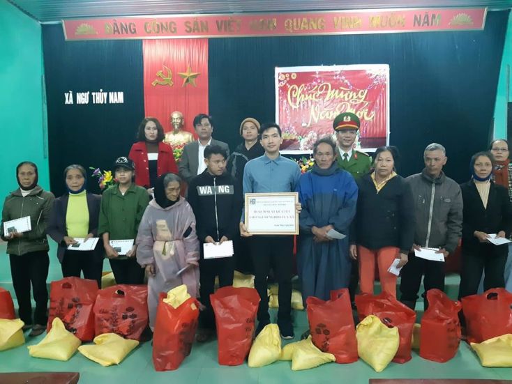   Chi đoàn Công an huyện Lệ Thủy phối hợp với các nhà hảo tâm trao quà cho người dân có hoàn cảnh khó khăn trên địa bàn.