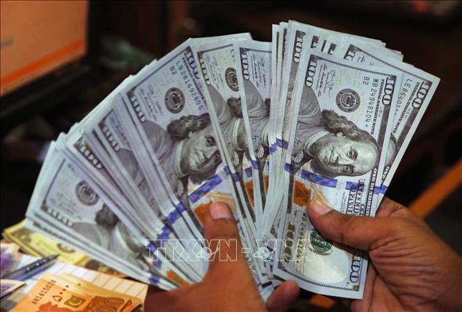  Tỷ giá trần mà các ngân hàng áp dụng hôm nay là 23.924 VND/USD và tỷ giá sàn là 22.530 VND/USD. Ảnh: TTXVN