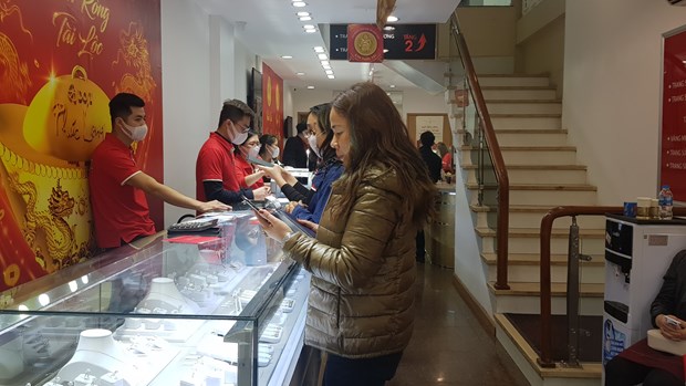 Giao dịch vàng tại Doji. (Ảnh: PV/Vietnam+)