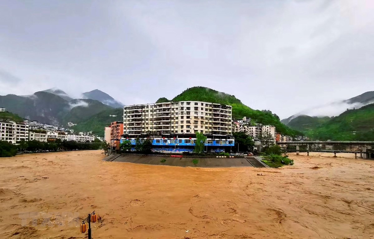 Nước sông dâng cao do mưa lũ tại Trùng Khánh, Trung Quốc. (Ảnh: THX/TTXVN)